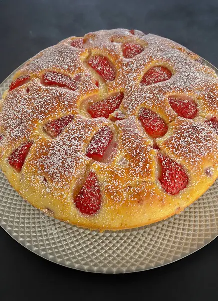 Gri arkaplanda çilekli cheesecake