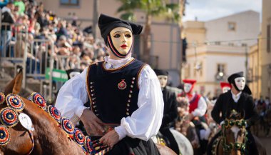 Sartiglia yarışının binicileri. Yönetmen Su Conidor.