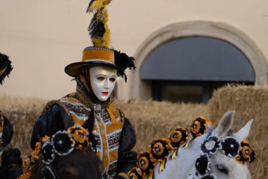 Sartiglia yarışının binicileri. Yönetmen Su Conidor.
