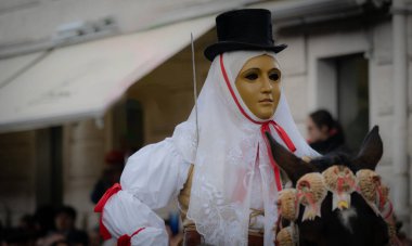 Oristan 'daki geleneksel Sartiglia at yarışının su bileşenleri.