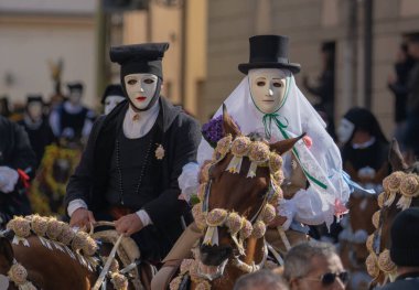 Oristano, Sardinya, İtalya - 9 Şubat 2024 - Sartiglia geleneksel at pac 'ının su bileşeni liderleri