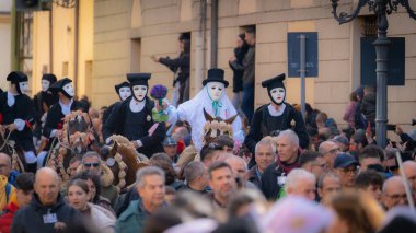 Oristano, Sardinya, İtalya - 9 Şubat 2024 - Sartiglia geleneksel at pac 'ının su bileşeni liderleri