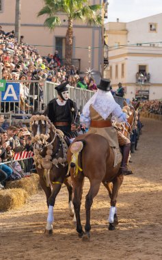 Oristano, Sardinya, İtalya - 9 Şubat 2024 - Sartiglia geleneksel at pac 'ının su bileşeni liderleri