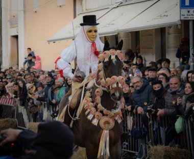 Oristano, Sardinya, İtalya - 9 Şubat 2024 - Sartiglia geleneksel at pac 'ının su bileşeni liderleri