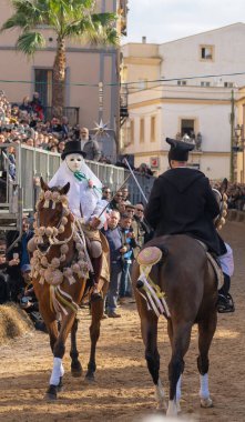 Oristano, Sardinya, İtalya - 9 Şubat 2024 - Sartiglia geleneksel at pac 'ının su bileşeni liderleri