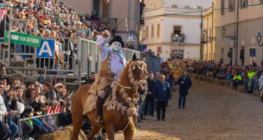 Oristano, Sardinya, İtalya - 9 Şubat 2024 - Sartiglia geleneksel at pac 'ının su bileşeni liderleri