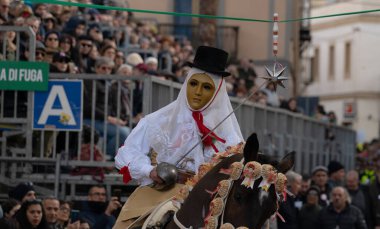 Oristano, Sardinya, İtalya - 9 Şubat 2024 - Sartiglia geleneksel at pac 'ının su bileşeni liderleri