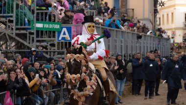 Oristano, Sardinya, İtalya - 9 Şubat 2024 - Sartiglia geleneksel at pac 'ının su bileşeni liderleri