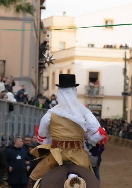 Oristano, Sardinya, İtalya - 9 Şubat 2024 - Sartiglia geleneksel at pac 'ının su bileşeni liderleri