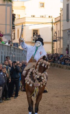 Oristano, Sardinya, İtalya - 9 Şubat 2024 - Sartiglia geleneksel at pac 'ının su bileşeni liderleri