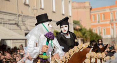 Oristano, Sardinya, İtalya - 9 Şubat 2024 - Sartiglia geleneksel at pac 'ının su bileşeni liderleri