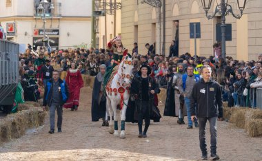 Oristano, Sardinya, İtalya - 9 Şubat 2024 - Sartiglia karnaval yarışı - bir yıldız yarışı