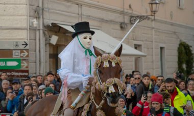 Oristano, Sardinya, İtalya - 9 Şubat 2024 - Sartiglia geleneksel at pac 'ının su bileşeni liderleri