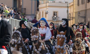 Oristano, Sardinya, İtalya - 9 Şubat 2024 - Sartiglia yarışçıları