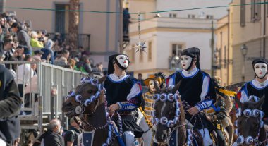 Oristano, Sardinya, İtalya - 9 Şubat 2024 - Sartiglia yarışçıları