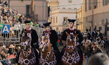 Oristano, Sardinya, İtalya - 9 Şubat 2024 - Sartiglia yarışçıları