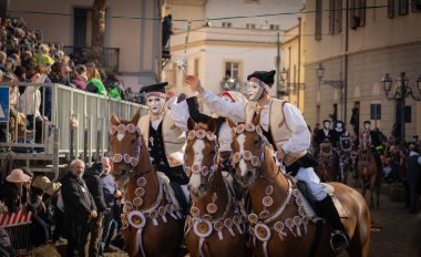 Oristano, Sardinya, İtalya - 9 Şubat 2024 - Sartiglia yarışçıları