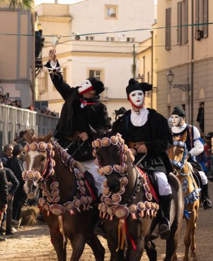 Oristano, Sardinya, İtalya - 9 Şubat 2024 - Sartiglia yarışçıları