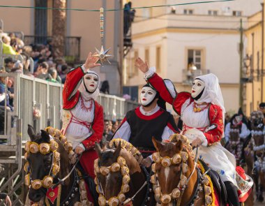 Oristano, Sardinya, İtalya - 9 Şubat 2024 - Sartiglia yarışçıları