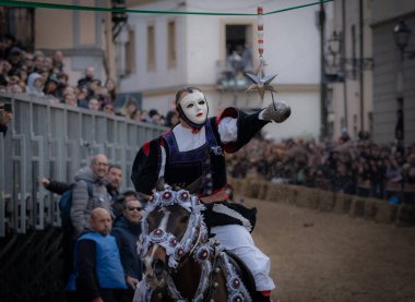 Oristano, Sardinya, İtalya - 9 Şubat 2024 - Sartiglia yarışçıları