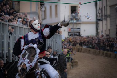 Oristano, Sardinya, İtalya - 9 Şubat 2024 - Sartiglia yarışçıları