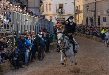 Oristano, Sardinya, İtalya - 9 Şubat 2024 - Sartiglia yarışçıları