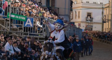 Oristano, Sardinya, İtalya - 9 Şubat 2024 - Sartiglia yarışçıları