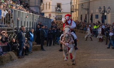 Oristano, Sardinya, İtalya - 9 Şubat 2024 - Sartiglia yarışçıları