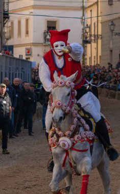 Oristano, Sardinya, İtalya - 9 Şubat 2024 - Sartiglia yarışçıları