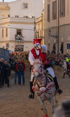 Oristano, Sardinya, İtalya - 9 Şubat 2024 - Sartiglia yarışçıları