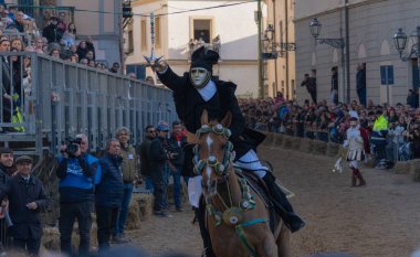 Oristano, Sardinya, İtalya - 9 Şubat 2024 - Sartiglia yarışçıları