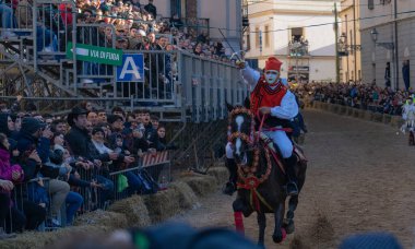 Oristano, Sardinya, İtalya - 9 Şubat 2024 - Sartiglia yarışçıları