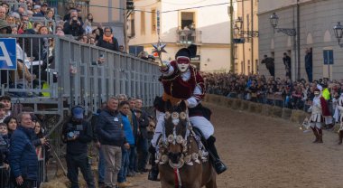 Oristano, Sardinya, İtalya - 9 Şubat 2024 - Sartiglia yarışçıları