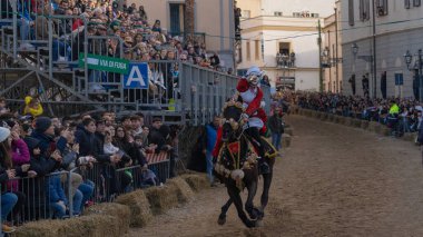 Oristano, Sardinya, İtalya - 9 Şubat 2024 - Sartiglia yarışçıları