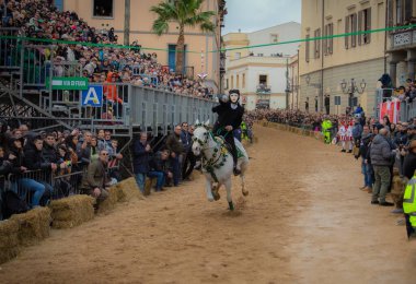 Oristano, Sardinya, İtalya - 9 Şubat 2024 - Sartiglia yarışçıları