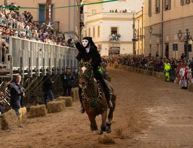 Oristano, Sardinya, İtalya - 9 Şubat 2024 - Sartiglia yarışçıları