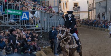 Oristano, Sardinya, İtalya - 9 Şubat 2024 - Sartiglia yarışçıları