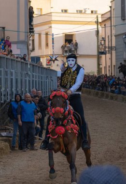 Oristano, Sardinya, İtalya - 9 Şubat 2024 - Sartiglia yarışçıları