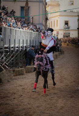 Oristano, Sardinya, İtalya - 9 Şubat 2024 - Sartiglia yarışçıları