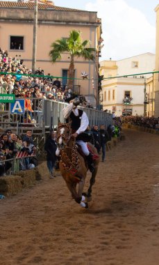Oristano, Sardinya, İtalya - 9 Şubat 2024 - Sartiglia yarışçıları