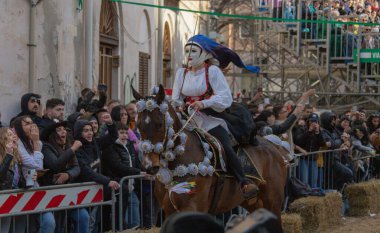 Oristano, Sardinya, İtalya - 9 Şubat 2024 - Sartiglia yarışçıları