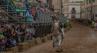 Oristano, Sardinya, İtalya - 9 Şubat 2024 - Sartiglia yarışçıları