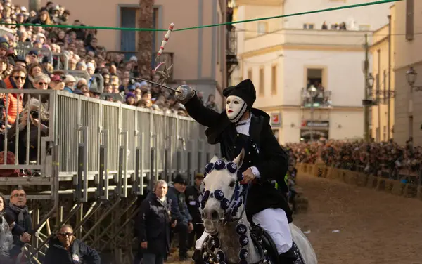 Oristano, Sardinya, İtalya - 9 Şubat 2024 - Sartiglia yarışçıları