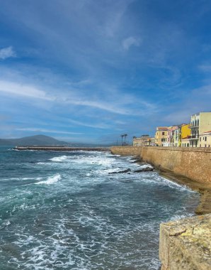 Algher 'ın tarihi Katalan surlarının manzarası