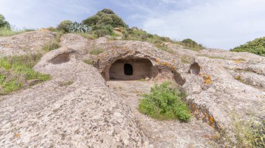 Domus de Janas ve Santu pedru 'nun mezarlığı Kuzey Sardini Alghero' daki antik nuragic mezarları