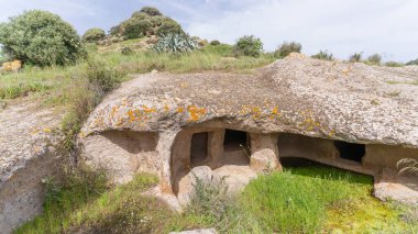 Domus de Janas ve Santu pedru 'nun mezarlığı Kuzey Sardini Alghero' daki antik nuragic mezarları