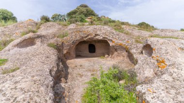 Domus de Janas ve Santu pedru 'nun mezarlığı Kuzey Sardini Alghero' daki antik nuragic mezarları