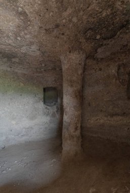 Domus de Janas ve Santu pedru 'nun mezarlığı Kuzey Sardini Alghero' daki antik nuragic mezarları