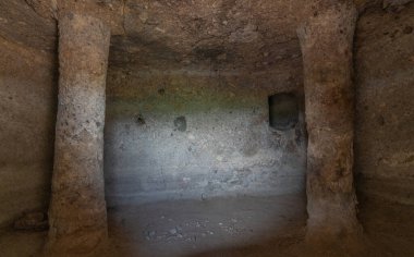 Domus de Janas ve Santu pedru 'nun mezarlığı Kuzey Sardini Alghero' daki antik nuragic mezarları