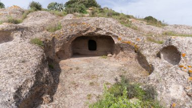 Domus de Janas ve Santu pedru 'nun mezarlığı Kuzey Sardini Alghero' daki antik nuragic mezarları